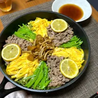 瓦焼きそば(牛バラ肉、錦糸卵、絹さや、なめこ、レモン)|柚子きりかさん
