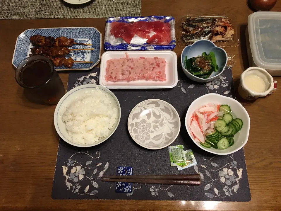 鉄火巻き、めばちまぐろの切り落とし、ネギま串,鳥もも串,鶏皮串、小女子佃煮,焼きイカ、ほうれん草のお浸し、酢の物、烏龍茶、手作り牛乳ゼリー(夕飯)|enarinさん