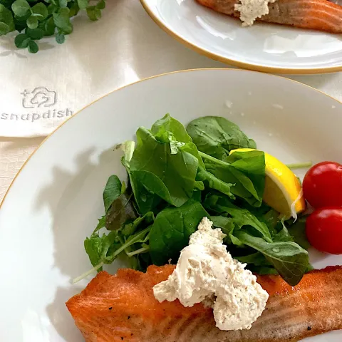 「キャステロ ホイップクリームチーズ ペッパー」を使ってみたSnapdishの料理・レシピ写真:サーモンソテー　キャステロクリームチーズを添えて