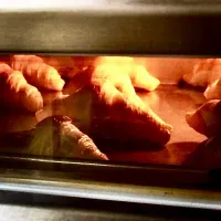 「明日のパン🥐」
こんな夜中にバターの焼ける香り
一つだけ 味見をしよう（笑）|ばくあんしゃさん