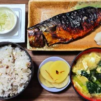 今日の朝ごはん（十六穀ごはんに鯖の西京漬、納豆、小松菜とわかめと卵のみそ汁、たくあん）| Mars＠釜飯作り研究中さん