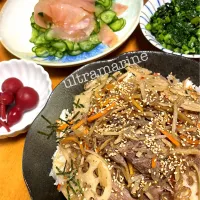 ＊牛ごぼうきんぴらのちらし寿司とびんちょうまぐろ、かぶの葉♪＊|ultramarineさん