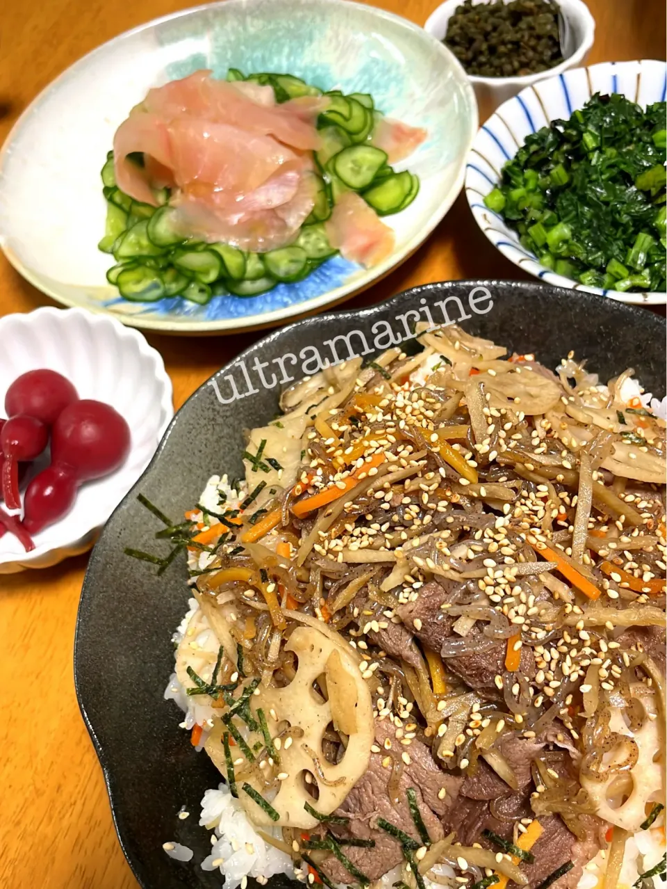 ＊牛ごぼうきんぴらのちらし寿司とびんちょうまぐろ、かぶの葉♪＊|ultramarineさん