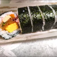 旦那さんが買った、近所のお店の巻き寿司|m.rafuさん