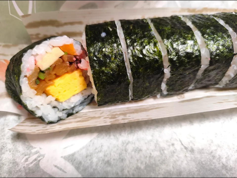 旦那さんが買った、近所のお店の巻き寿司|m.rafuさん