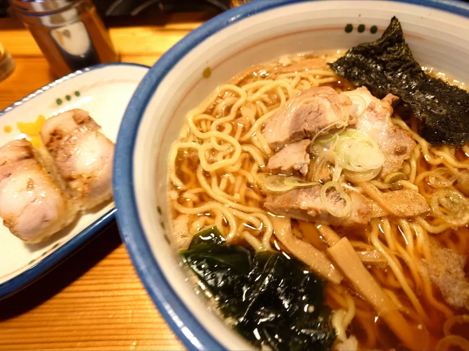 【昼営業は12時〜13時30分】 
東京ラーメン つなふじ
ラーメン (生麺150g、680円) 
＋チャーシューにぎり (2ケ、220円)
@十条2分
(赤羽から徒歩26分)
25161
〈醤84塩25噌󠄀15タ5昆8出8F8冷7
混1〉|大脇さん