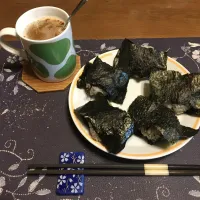 おにぎり、鮪のたたき、めばちまぐろの切り落としの醤油漬け、ホットコーヒー(朝ご飯)|enarinさん