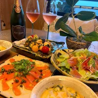 ノルウェーで食してたサーモンスープ　ノルウェーサーモンのカルパッチョ　白トリュフソルトのサラダ　ささみの2種天ぷら　3番手のスパークリングワイン| izunさん