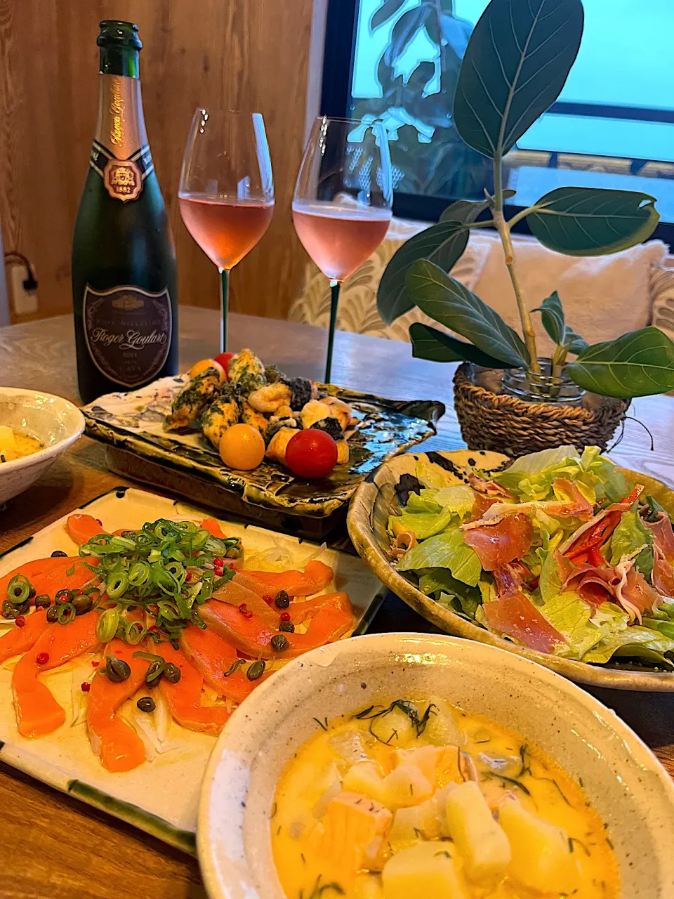 ノルウェーで食してたサーモンスープ　ノルウェーサーモンのカルパッチョ　白トリュフソルトのサラダ　ささみの2種天ぷら　3番手のスパークリングワイン|izunさん