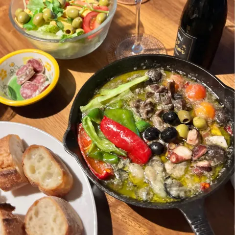 「日清やさし～く香るエキストラバージンオリーブオイル」を使ってみたSnapdishの料理・レシピ写真:牡蠣タコ砂肝なんでも寄せ鍋風アヒージョ