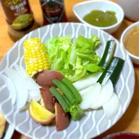 野菜市で買ったインカのめざめ、インゲン、大根、もろこし、その他もろもろ蒸し野菜。大葉ジェノベーゼマヨ・自家製味噌ソース|ツナコさん