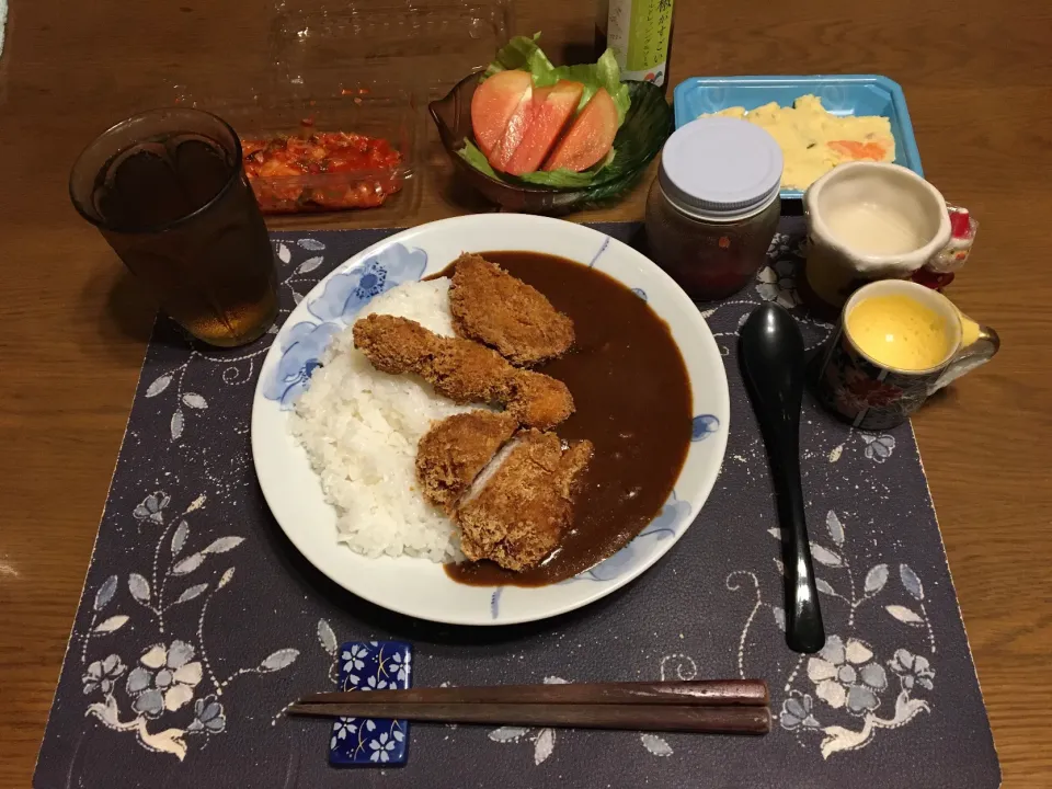 揚げ物カレーライス(ローストンカツ,コロッケ,うずらの卵フライ)、トマト,レタス、キムチ、ポテトサラダ、六条麦茶、手作りの牛乳ゼリー&プリン(夕飯)|enarinさん