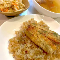 おっさんご飯　今日釣ったスズキのムニエルとガーリックライス　コールスロー　コンソメスープ|ひげおやじさん