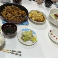 今日の晩御飯☆五目カニ玉☆豚とじゃが芋の黒醤油炒め☆サラダ（胡瓜・レタス・ツナ・ごま油・べんりで酢）☆わかめスープ|Saharaさん