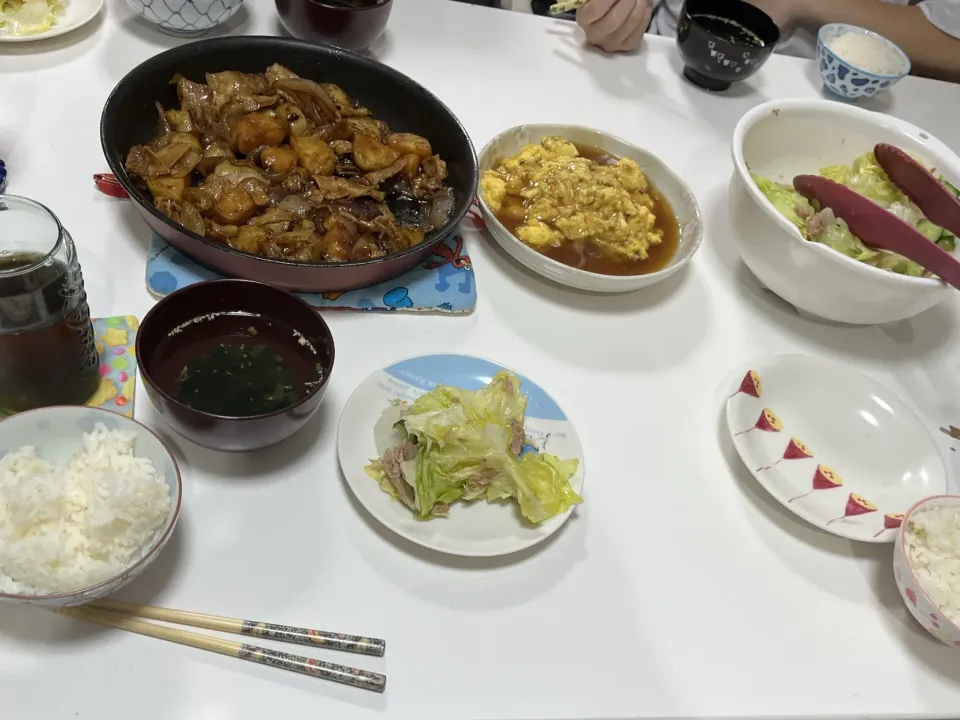 今日の晩御飯☆五目カニ玉☆豚とじゃが芋の黒醤油炒め☆サラダ（胡瓜・レタス・ツナ・ごま油・べんりで酢）☆わかめスープ|Saharaさん