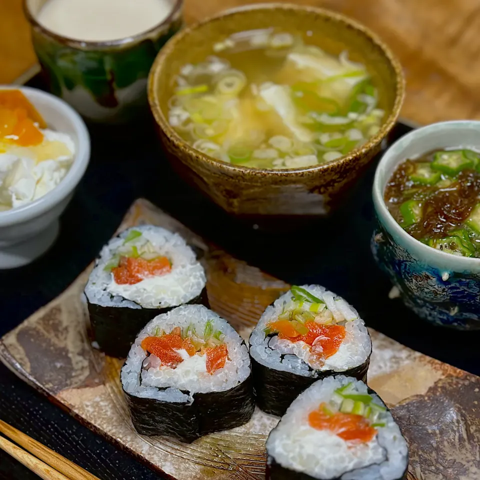 スモークサーモンとクリームチーズのおむすび|くまちゃんさん