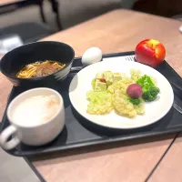 Taiwanese shacha beef noodles, vegetables, cappuccino|skyblueさん