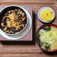 今日の朝ごはん（ひじき五目釜飯、たくあん、エリンギと玉ねぎとわかめのみそ汁、（納豆））|Mars＠釜飯作り研究中さん