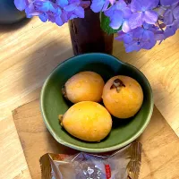 チョコちゃんからお裾分けで戴いた「くるみゆべし」と八百屋さんで一個100円だった大きな枇杷🧡|さくたえさん