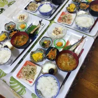 子供達は鮭の塩焼き定食で、大人は鰯の定食です✨日曜のお昼ご飯✨| rikako♪。.:＊さん