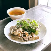 焼くだけ＊豚バジルソテーとコンソメスープ|りょうりょうさん