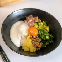 アボカド爆弾丼|烏賊シャトルさん