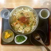 今日は石巻山に登りました。登山前に豊橋駅近くの「東京庵」さんで豊橋名物・豊橋カレーうどんをいただきました。豊橋カレーうどんは二層構造になっていて具沢山のカレーうどんの下にライスが敷かれています。|なびさん