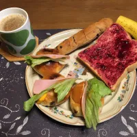 ロールパントーストサンドイッチ、カシスジャムトースト、チョコチップスティックパン、ホットコーヒー、バナナ(朝飯)|enarinさん