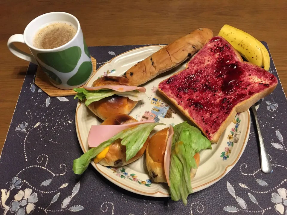 ロールパントーストサンドイッチ、カシスジャムトースト、チョコチップスティックパン、ホットコーヒー、バナナ(朝飯)|enarinさん