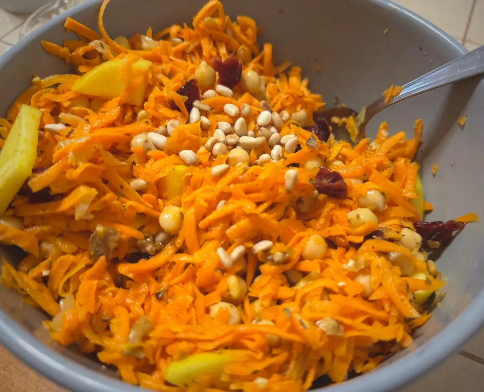Simple Carrot Salad
Refreshingly Simple Carrot  Salad: A Crunchy Delight|Laki Maikaʻiさん