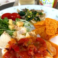 鶏胸肉肉にサルサソース                        トルティーヤチップスを添えて|🍒ふみりん🍒さん