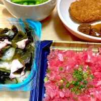 マグロたたき丼＆タコ酢の物＆コロッケミートボール＆枝豆|なおさん