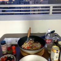 名古屋のお肉屋さんには羊が売ってないのですが、大須商店街のエスニック食材屋さんにはラムやマトンやヤギの冷凍肉が売っています。そこでボンレスマトンを買ってマトンビリヤニのサンセットベランダディナーです。|なびさん