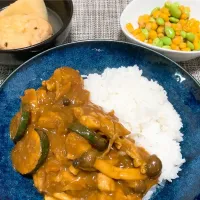 カレー、がんもどき、枝豆とコーンのサラダ|とめさん