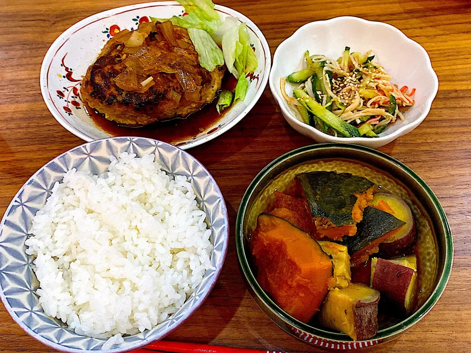 父の日なので、小6の娘とハンバーグ作りました！きゅうりの中華和えは中2の長男が作りました。パパが喜んでくれて嬉しかったです！|りえはるさん