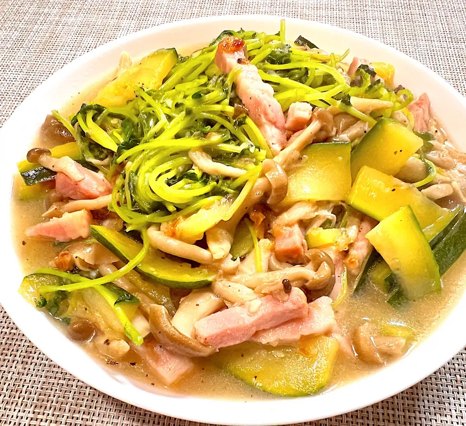 しめじとベーコンとズッキーニと豆苗炒め|shibazakiさん