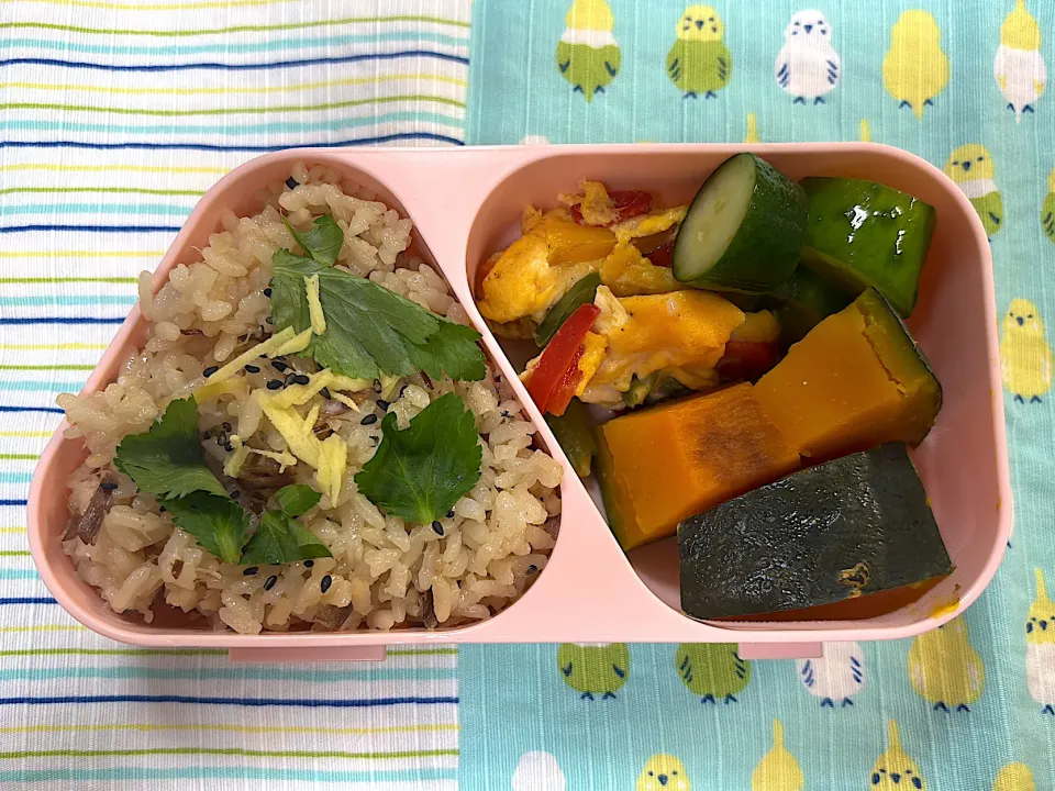 鯖ご飯　パプリカの卵とじ　きゅうり漬け　かぼちゃの煮付け|kaori_831さん