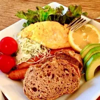 「カンパーニュde朝プレート」
ミッチリと詰まったカンパーニュ
軽くトーストして 朝ごはん💦|ばくあんしゃさん