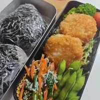 ☆高校生弁当☆雑穀米梅お握り、ブロッコリー、ミニトマト、キャベツ、海老カツ、枝豆、小松菜ナムル、桃ゼリー| ｼｮｺﾗさん