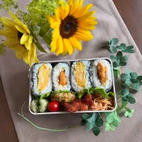 6/16❤︎主人のおにぎらず弁当🍙
hakoyaさんの新しいお弁当箱で🍱🥰

＊ 大豆ミートハムカツおにぎらず
＊ たまご焼きおにぎらず
＊ 蓮根の挟み揚げ
＊ ちくわの磯辺揚げ
＊ たらこパスタ
＊ 甘辛ささみカツ|Makinsさん