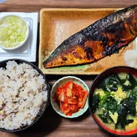 今日の朝ごはん（十六穀ごはんに鯖の西京漬、納豆、ほうれん草とわかめと卵のみそ汁、白菜キムチ）|Mars＠釜飯作り研究中さん