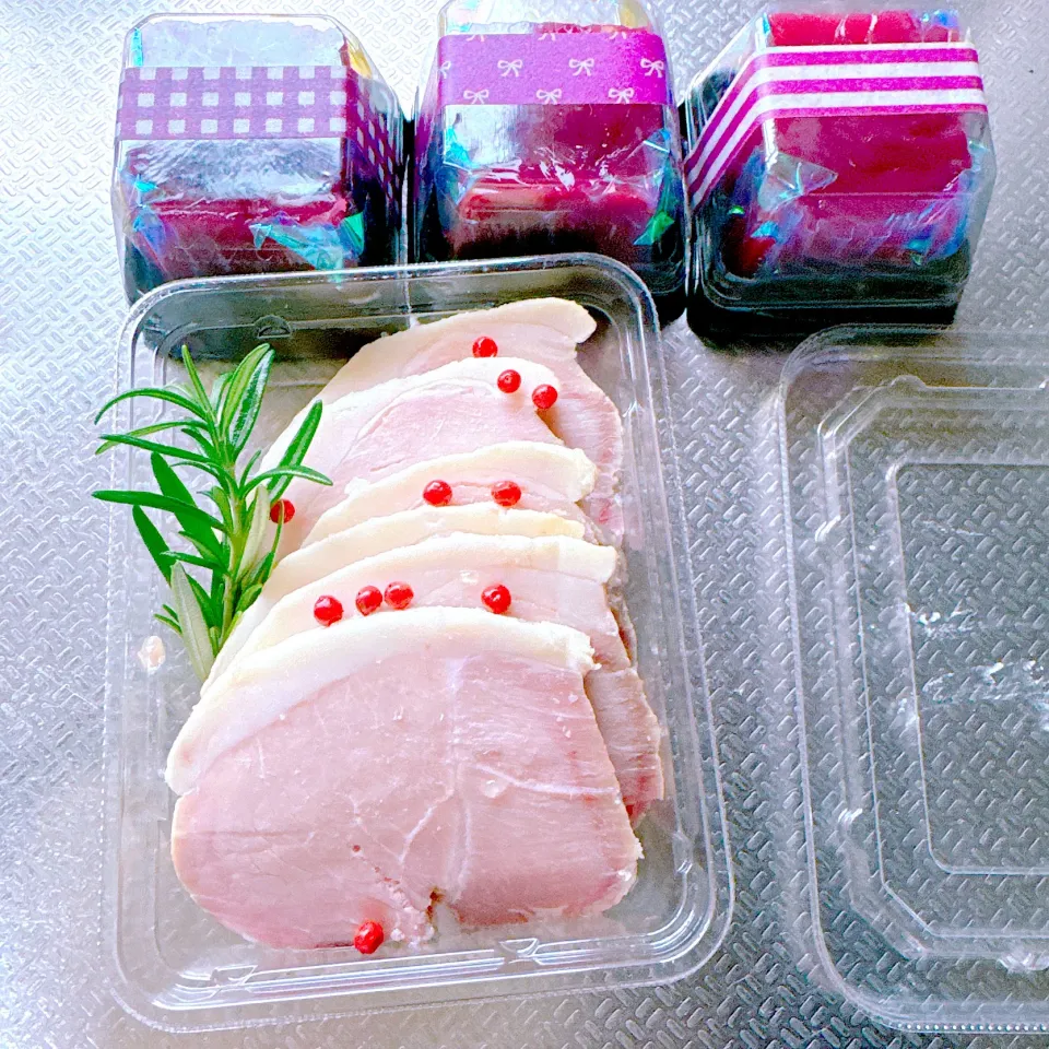 差し入れの手作りハムと紫芋羊羹|Blueberry🫐さん