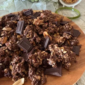Snapdishの人気料理写真:チョコレート🍫グラノーラ🥜