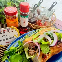 🌺🌺Foodie🌺🌺さんの料理 パパ氏さんの料理 🇱🇦豚ひき肉のラープ（ブーじゃなくて【ໝູムー）】からのカオチー ラオス風バケットサンド🥖|🌺🌺Foodie🌺🌺さん