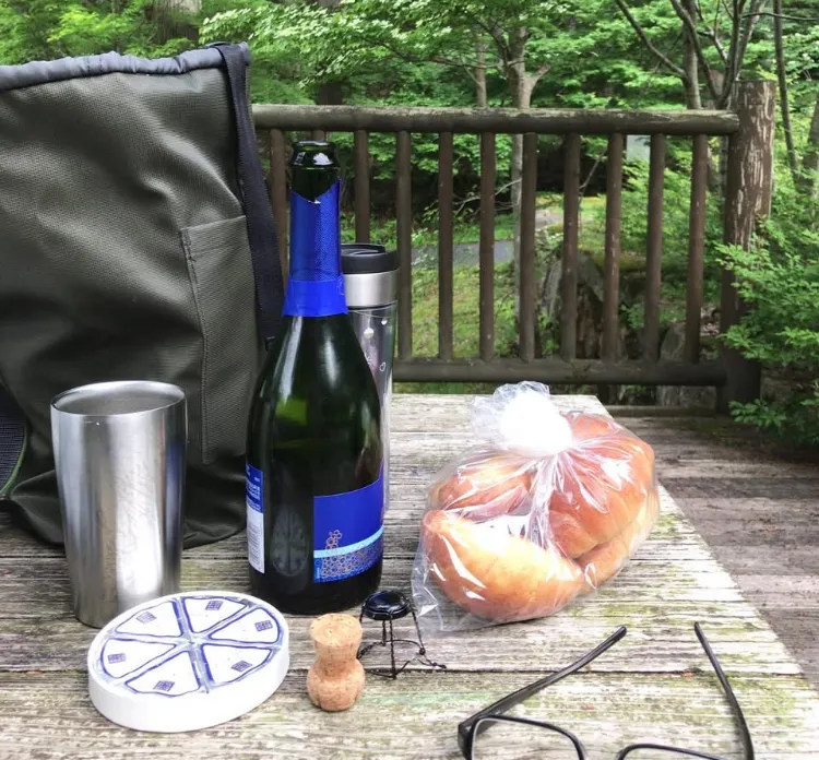 「6Pチーズ&ブリュット」
🧀🍎🥖🍾を持って
森の中で 昼ごはん|ばくあんしゃさん