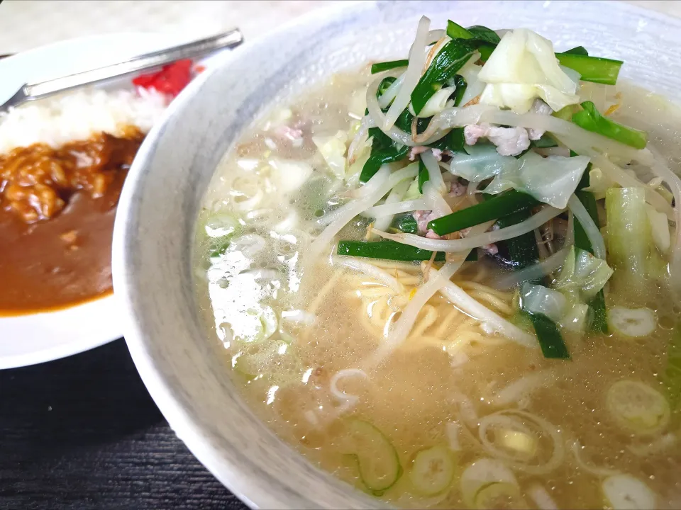 【現店舗では1953年営業開始】 
【価格改訂】
開平軒 
タンメン (600円) 
＋半カレー (350円) 
@志茂6分 
(JR赤羽駅から徒歩15分)
25162
〈醤84塩25噌󠄀15タ6昆8出8F8冷7
混1〉|大脇さん