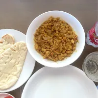 ひよこ豆入りキーマカレーを作りました。ちなみにナンも以前スーパー「ヤマナカ」さんで買って冷凍していたものを使いました| なびさん