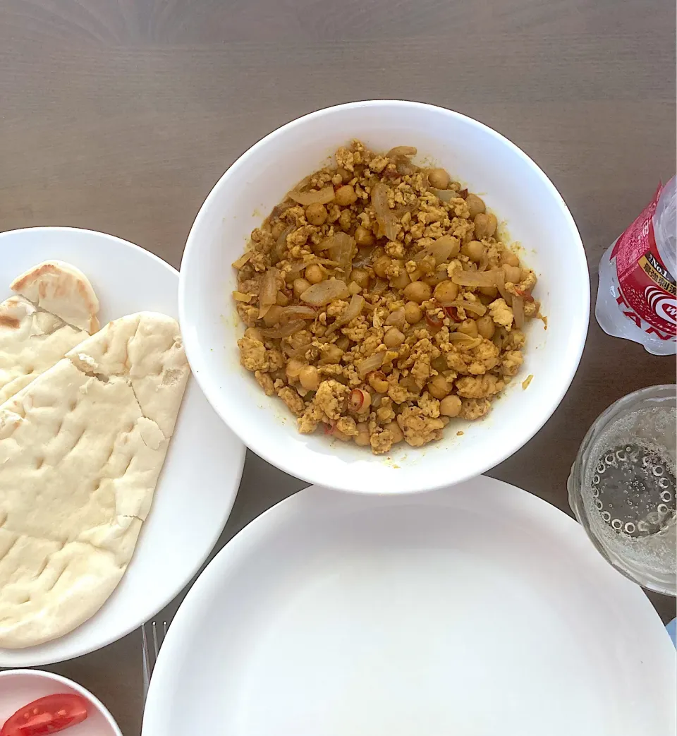 ひよこ豆入りキーマカレーを作りました。ちなみにナンも以前スーパー「ヤマナカ」さんで買って冷凍していたものを使いました|なびさん