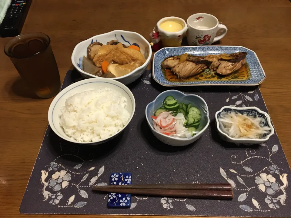 ご飯、ぶり照り、煮物、なます、酢の物、六条麦茶、手作りプリン、手作り牛乳ゼリー(夕飯)|enarinさん