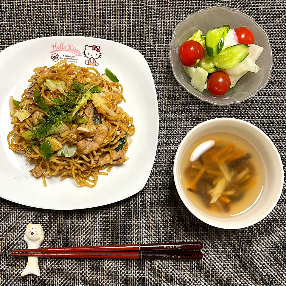 焼きそば、浅漬けサラダ、生姜をきかせた中華スープ(人参、生キクラゲ、なめこ)|柚子きりかさん